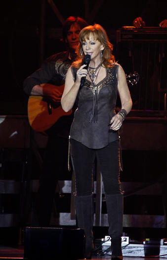 Reba takes Sands audience on delightful journey through her career