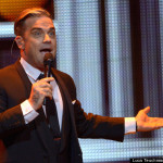 Robbie Williams Breaks Fan's Arm After Falling Off Stage During 'Swings Both Ways' Concert (VIDEO)