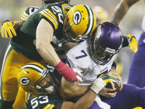 Peppers gets pick 6, Packers rout Vikings 42-10
