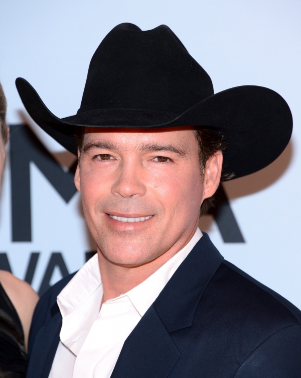 Clay Walker Battles Multiple Sclerosis with ‘Give MS the Boot’ Event that Raises More Than $200,000