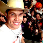 Dustin Lynch Hit by Beer Can at Mullet Festival, Performs With Bloody Face and Takes Selfie With Fans—See the Photo